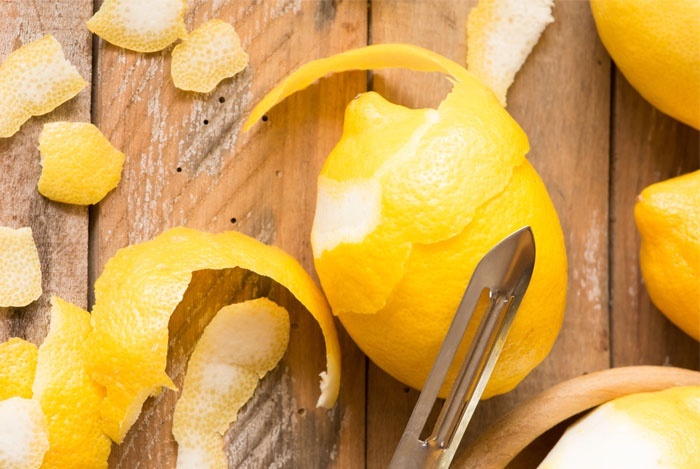 Снимите с лимонов кожуру при помощи специального ножа