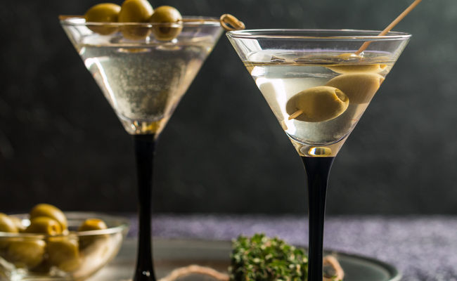 Простой рецепт коктейля с мартини Экстра Драй с оливкой