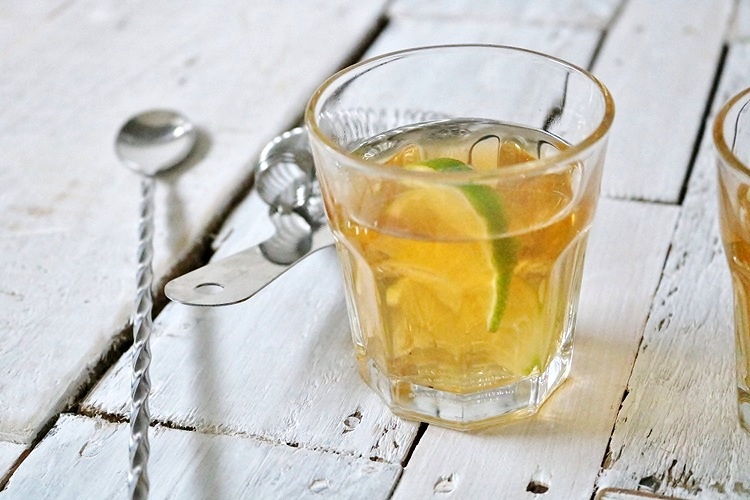 коктейль с виски и зеленым чаем