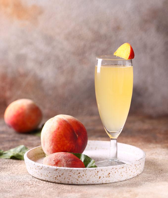 Маринованный персик в напитке